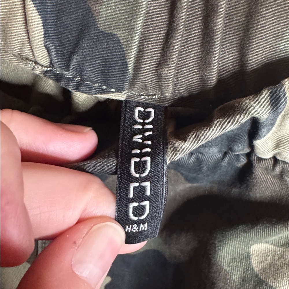 H&M Divided Camo Cargo Jogger Pants Elastic Waist Size 2 - Picture 5 of 11